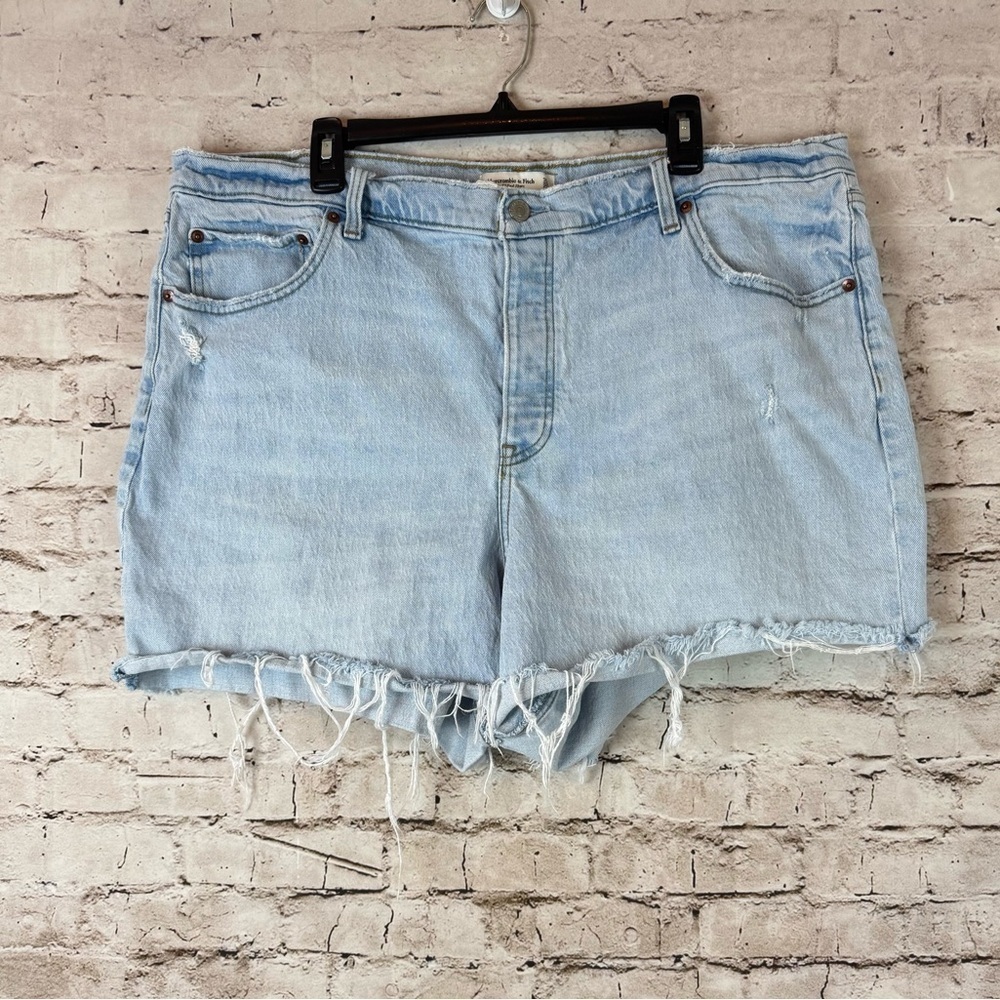 Abercrombie & Fitch Women's The 7" Dad Short High Rise Light Wash Frayed Raw Hem